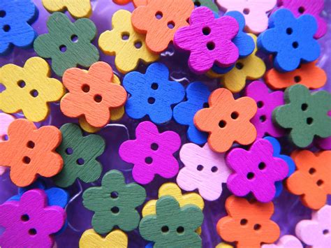 50 Flower Buttons Small 11mm Wooden Sewing Buttons Green Yellow