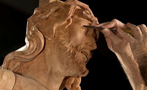 Un Escultor Realizando La Talla De Jes S Escultura De Jesus Tallado