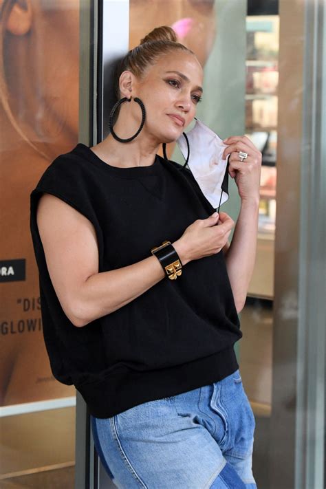 • 8,7 млн просмотров 5 лет назад. JENNIFER LOPEZ Shopping in Miami 01/15/2021 - HawtCelebs