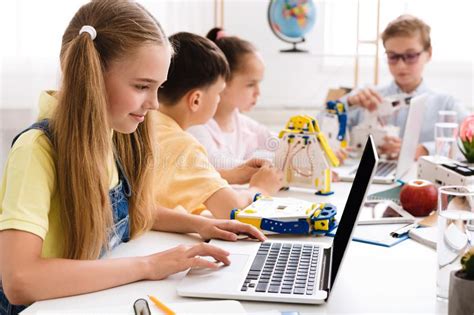 Schulkinder Unter Verwendung Der Digitalen Tablette Im Klassenzimmer Stockbild Bild Von