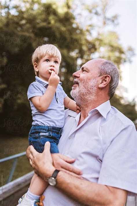 Proud Grandfather Holding His Cute Grandson Del Colaborador De