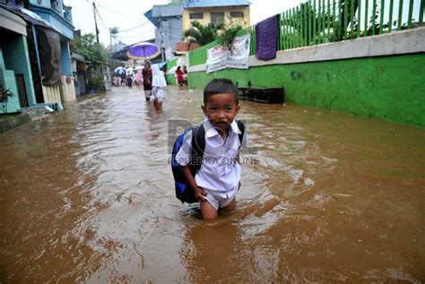 Hujan Deras Guyur Jakarta Sungai Ciliwung Kembali Meluap Republika