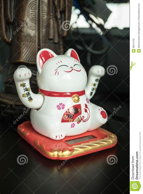 Figura Afortunada Del Gato De Maneki Neko Japanese Imagen De Archivo