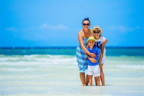 Madre Y Dos Niños En La Playa Tropical Imagen De Archivo Imagen De