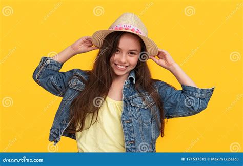 heureux à la mode fille préadolescent sur fond jaune photo stock image du mignon gosse 171537312