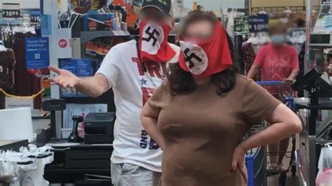 Walmart Veta A Pareja Que Usó Mascarillas Con La Esvástica Nazi Video Cnn