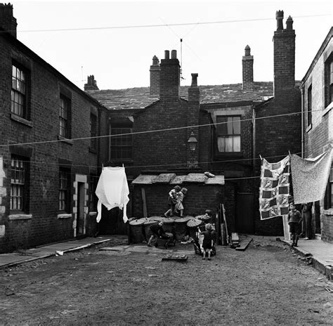 Poignant Pictures Show The Hardships Of Daily Life In 1960s Manchester