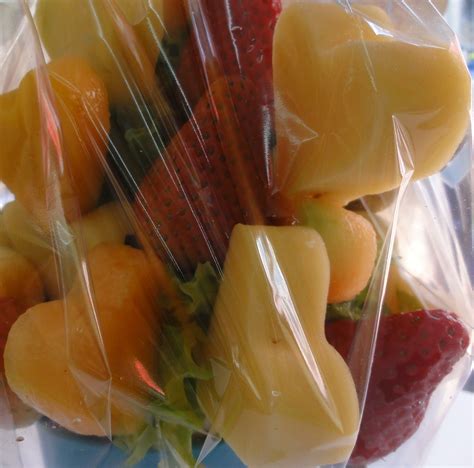Jugosas frutas para deleitar el paladar más exclusivo en una ocasión especial. Envuelto y listo para entregar! | Ramos de frutas, Fruta y ...