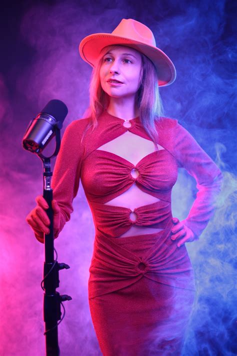 Singer, Microphone, Solo, Classic Free Stock Photo - Public Domain Pictures