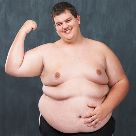 Gran foto de estudio fuerte y sexy de un joven obeso sin camisa flexionando su bíceps Foto Premium