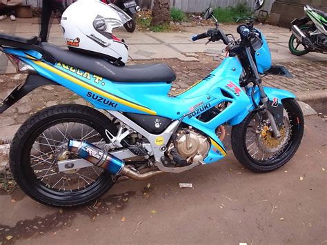 Modifikasi satria 2 tak spek airbrush diaplikasikan di motor tersebut dengan mengganti warna standar motor menjadi warna merah dominan hitam silver dan putih. Share The Story -: 4 Efek Penting Ketika Memodifikasi ...