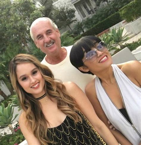 Cinta Laura Dan Keluarga Di Beverly Hills