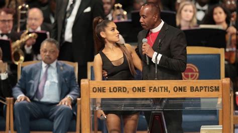 Aretha Franklin Bishop Sorry After Groping Ariana Grande Bbc News