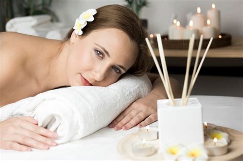 mulher recebendo massagem em centro spa foto grátis