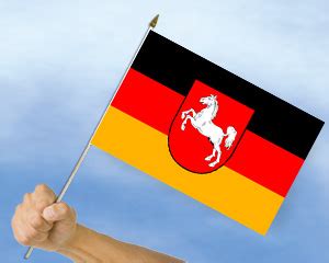 Niedersachsens landesflagge schaut aus wie die deutsche flagge, mit dem unterschied, dass in der mitte das wappen prangt. Stockflagge Niedersachsen (45 x 30 cm)-Fahne Stockflagge ...