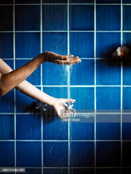 Hot Women In The Shower Stockfotos En Beelden Getty Images