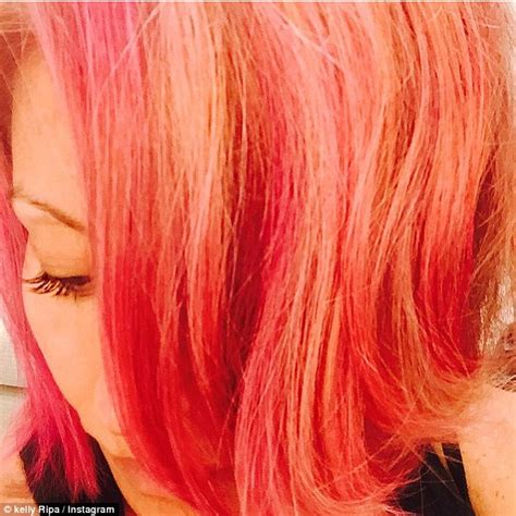 Kelly Ripa Shows Off Her New Pink Hairdo Live On Air Daily Mail Online