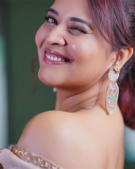actress Anasuya Bharajwaj is winking కవవచ అదలత కక పటటసతనన అనసయ భరదవజ