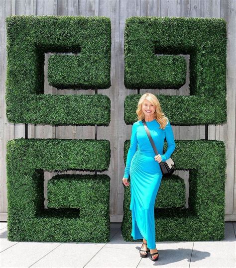 Christie Brinkley 69 Displays Supermodel Curves In Seriously Tight Dress See Stunning Photo