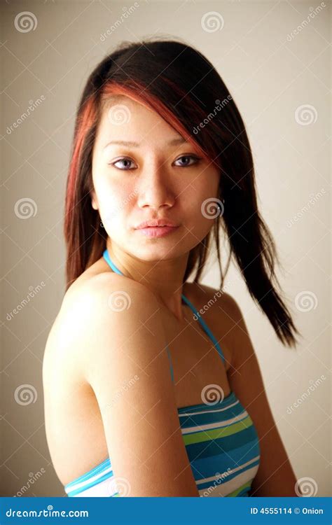 Belle Fille Asiatique Regardant Le Visualisateur Photo stock Image du femelle intérieur
