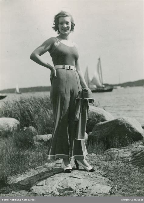 1931 Modell i byxdress och pumps vid Saltsjöbaden båtar i bakgrunden