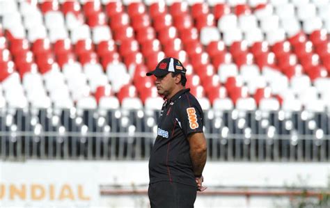 Vasco da gama e náutico confrontam no estádio club de regatas vasco da gama, em confronto pela 12ª jornada da série b. Os Quatro-Futebol carioca: Vasco x Náutico (TROCA DE PASSES)