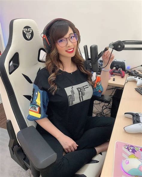 7 Potret Terbaru Gamer Cantik Kimi Hime Dengan Rambut Panjang Gayanya