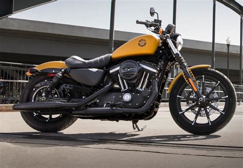Ténébreuse épurée au profil légendaire. Harley-Davidson® Iron 883™ Exclusive Price