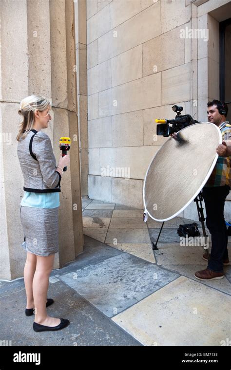 Tv Reporter Hi Res Stock Photography And Images Alamy