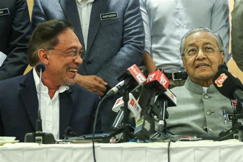 In 1998, dr mahathir who was prime minister then, stripped his deputy, anwar, from the government and as the umno deputy president for alleged sexual misconduct. Ahli PH Tidak Ikut Pemimpin Akan 'Dibelasah' - MYNEWSHUB