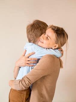 Adorable joven abrazando a su madre | Foto Gratis
