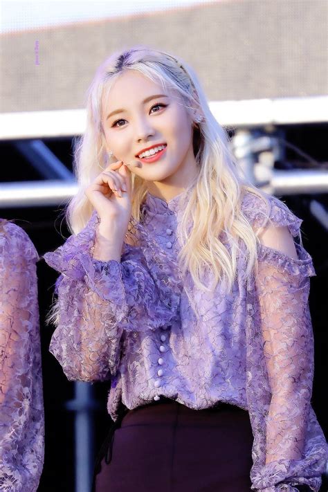 jinsoul pics on twitter girl singing in the rain fashion