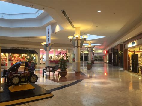Inside Parmatown Mall few last remaining stores. 12/12/2015 | Shopping