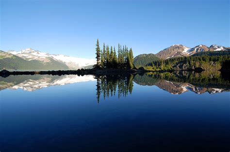 Обои канада лес природа озеро отражение пейзаж горы на рабочий стол