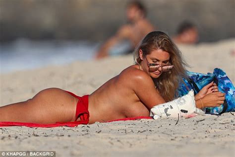 Zilda Williams Flashes Surgery Scars Sunbathing Topless WSTale