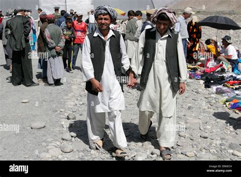 Afghanischen Männer Tragen Traditionelle Kleidung
