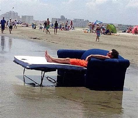 20 Of The Most Awkward Beach Moments Ever Captured Humour Plage Images Drôles Plage