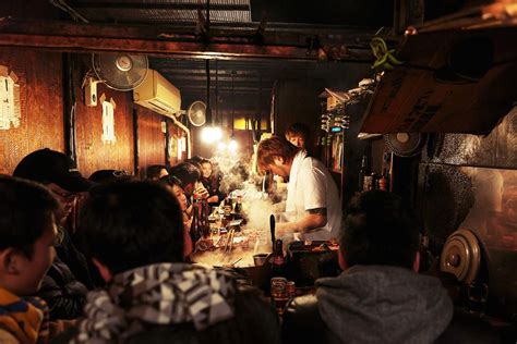 Es uno de los jóvenes profesionales en tokio que ha optado por vivir en casas diminutas pero bien ubicadas. ¿A qué hora se cena en el mundo?
