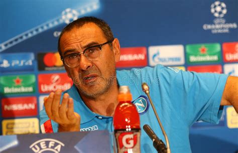 Durante una charla de un grupo de entrenadores preocupados por lo costoso que es hoy en día para l. Dínamo Kyiv V Napoli Da Liga De Campeões De UEFA: Imprensa ...