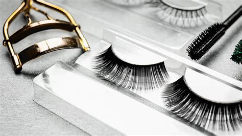 This Is The Right Way To Apply False Eyelashes According To A Make Up
