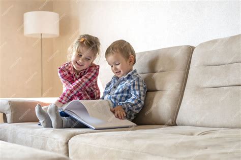 Lindo Hermano Y Hermana Leyendo Un Libro Juntos En El Sofá En Casa