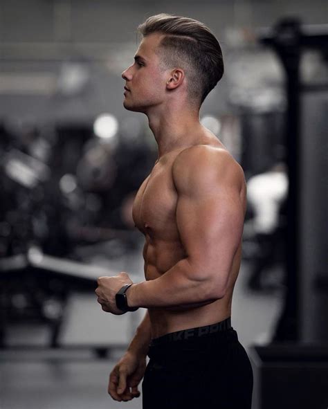 Contrarily to what beginners think, shoulders, arms, forarms, wrist and hand. Nice side view in 2020 | Muscular men, Muscular, Shirtless men