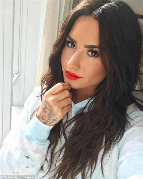 Demi Lovato Shares A Series Of Sexy Selfies Daily Mail Online