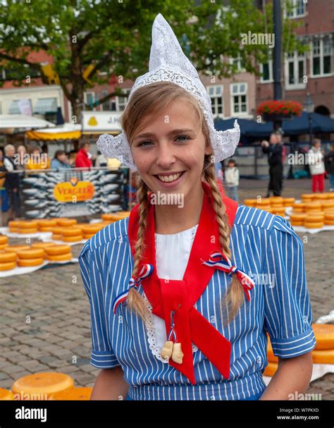 Girls Traditional Dutch Costume Fotos Und Bildmaterial In Hoher Auflösung Alamy