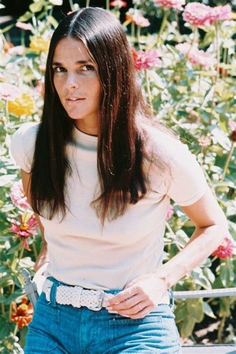 40 Beautiful Portrait Photos Of Ali Macgraw In The 1960s And Early 70s Vintage News Daily