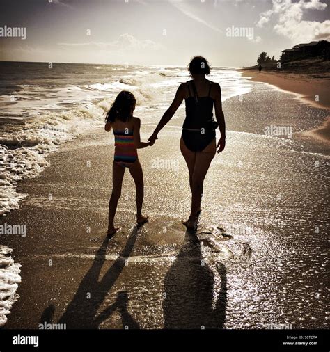 Madre E Hija Caminando En Una Playa De Florida Fotografía De Stock Alamy