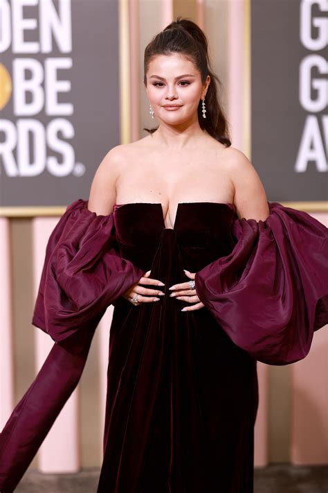 Selena Gomez En Los Golden Globes 2023 Con Un Vestido Valentino Y