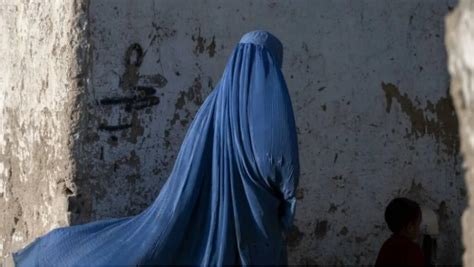 الخبر طالبان تفرض على النساء ارتداء البرقع في الأماكن العامة
