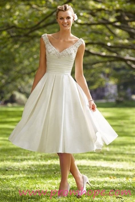 Hi, i am really sorry but i am not sure of the answer. Is it all right to wear short wedding dresses as spring ...