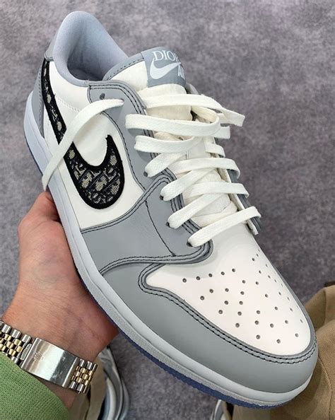 This jordan 1 retro high is composed of a white and grey leather upper with traditional dior monogram print swoosh. Dior x Nike Air Jordan 1 Low OG | Alle Release-Infos ...